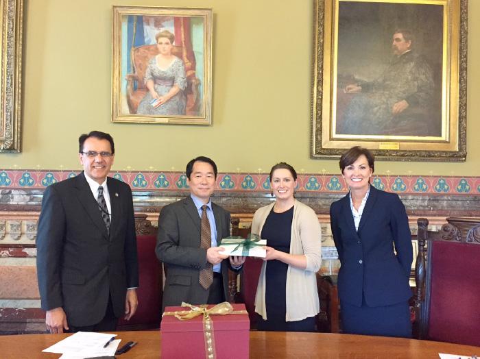 Gift exchange between Iowa Department of Transportation and Taipei Economic and Cultural Office in Chicago. 