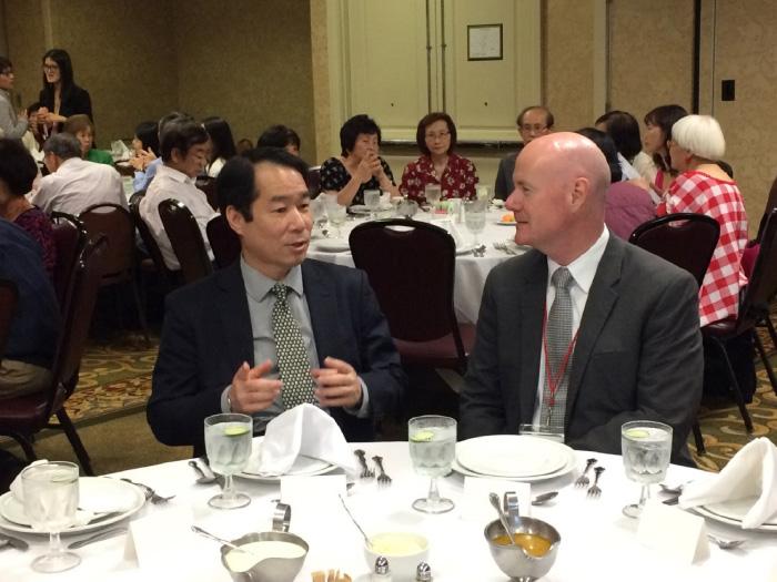 Director General Calvin Ho and Mr. Stephen Yates exchange views.