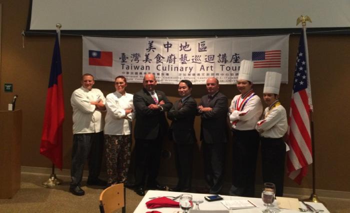 group photo of Director General Calvin Ho, Mayor of Youngstown John A. McNally (3rd right), CEO-elect of Youngstown/Warrant Region Chamber of Commerce James Dignan (3rd left) and two chefs from Taiwan Huang Jin-long (2nd right) and Chen Chi-wen (1st right)