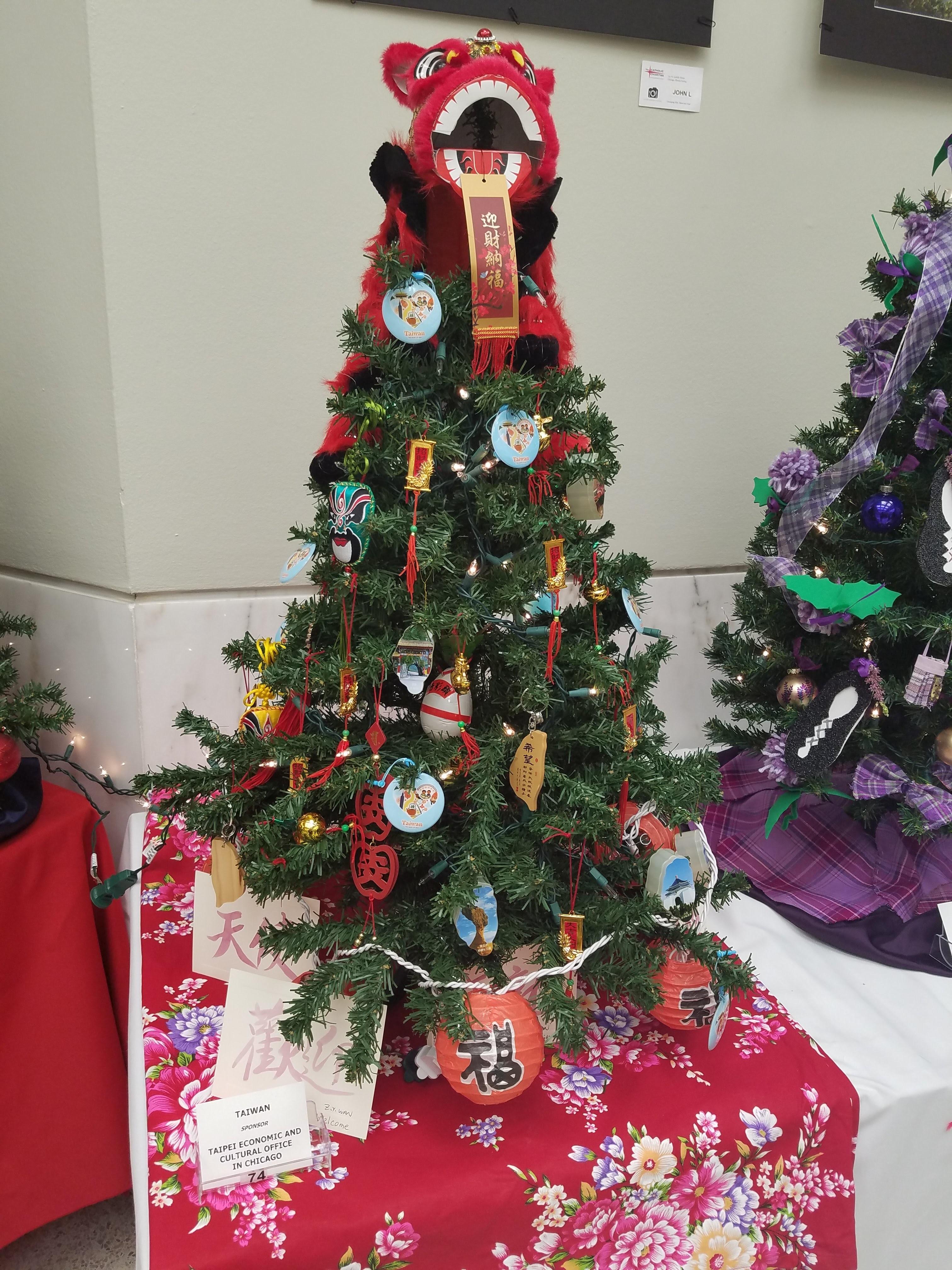 A Christmas tree decorated by TECO in Chicago in Taiwanese ornaments to wish every Chicagoan a Merry Christmas.