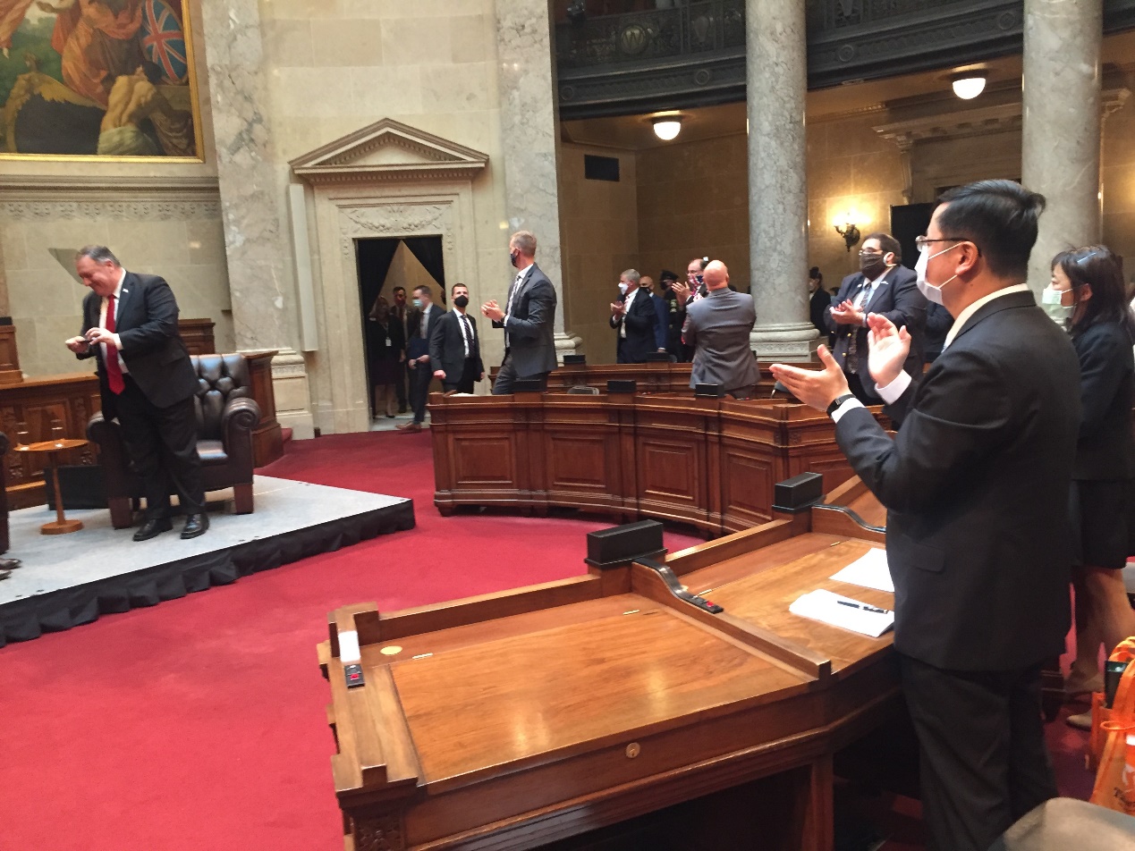 At the invitation of Wisconsin Senate President Roger Roth, Director General Eric Huang, as a VIP, attended a Capitol Speech given by U.S. Secretary of State Mike Pompeo to state lawmakers on Wednesday Sept, 23, 2020. The speech warned of the Chinese Communist Party’s influence in the states of the U.S. We thank American people in supporting democratic and like-minded Taiwan.
