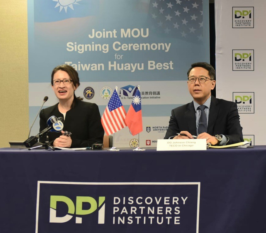 A dozen universities from Taiwan and the Midwestern United States demonstrate early, a remarkable achievement of the Taiwan-U.S. Education Initiative by jointly signing MOUs witnessed by Taiwan and U.S. officials
