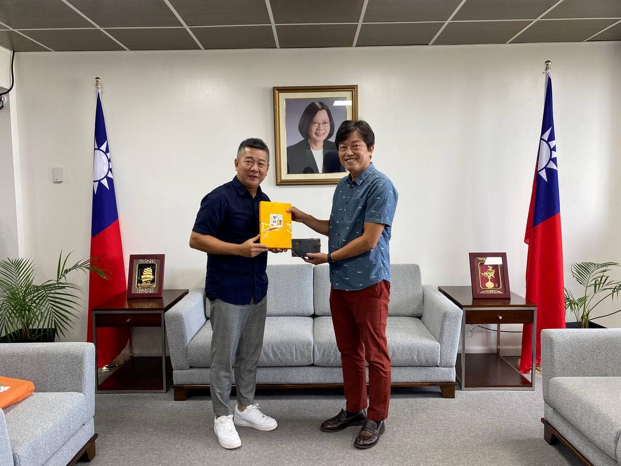 雄獅旅行社主題旅遊一部協理黃鉦堯、董事長室協理陳玉靜、雄獅旅遊集團傑森整合行銷總經理李正聰及... - 駐關島台北經濟文化辦事處