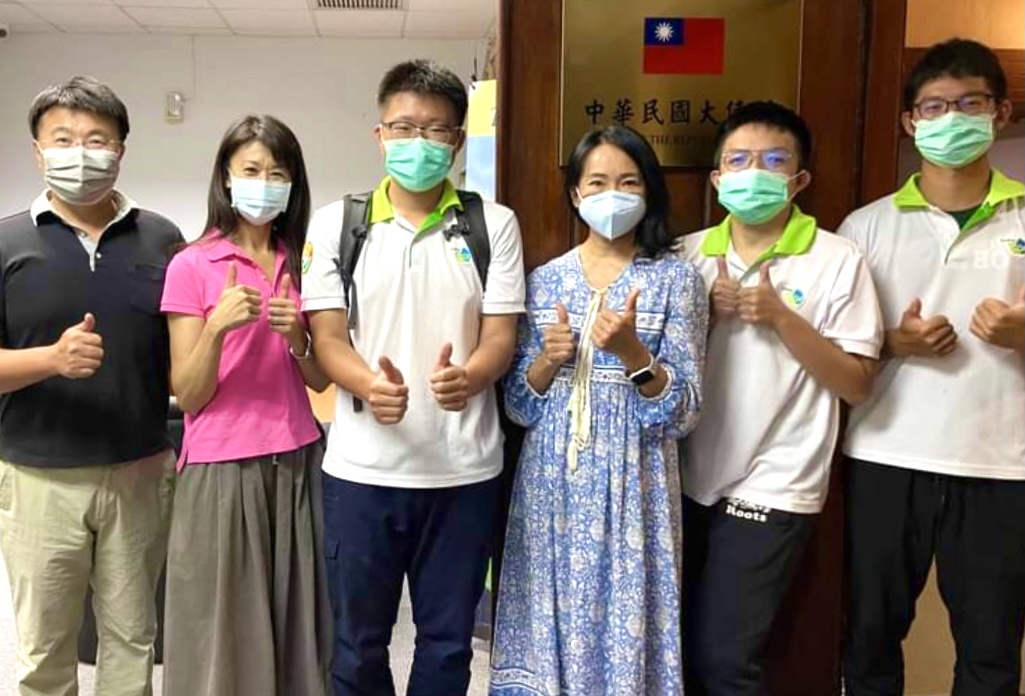 駐帛琉大使館獲評選為111年上半年替代役績優單位及技術團廖文華獲優替代役男（圖）黎大使倩儀、役男廖文華及派駐帛琉役男與大使館副參事張水庸及秘書王晶琦在大使館合影（2022年4月24日）