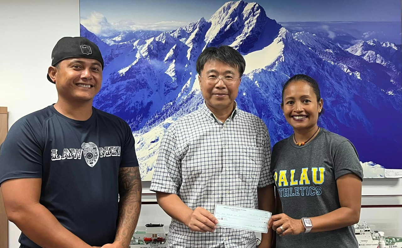 帛琉田徑協會」（Palau Track and Field Association）秘書長Peoria Koshiba於10月18日拜會駐帛琉大使館，大使館副參事張水庸偕秘書朱芳儀代表我方贊助帛琉選手參加即將於關島舉辦之亞洲太平洋冠軍邀請賽（Asia Pacific Invitational Cross Country Championships）大洋洲錦標賽；K秘書長感謝台灣長期支持帛琉運動賽事。