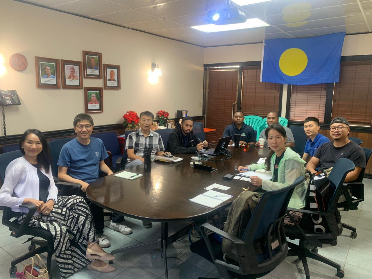 帛琉國際馬拉松（Belau Omal Marathon) 共同會勘會議
（圖）中華民國路跑協會協（CTRRA）副秘書長曾姿燕、組長陳長文、馮志成、陳佳佩；
帛琉觀光管理局（PVA）副理事長Soaladaob、觀光局駐台代表雷均；
駐帛琉大使館黎大使倩儀、副參事張水庸；
