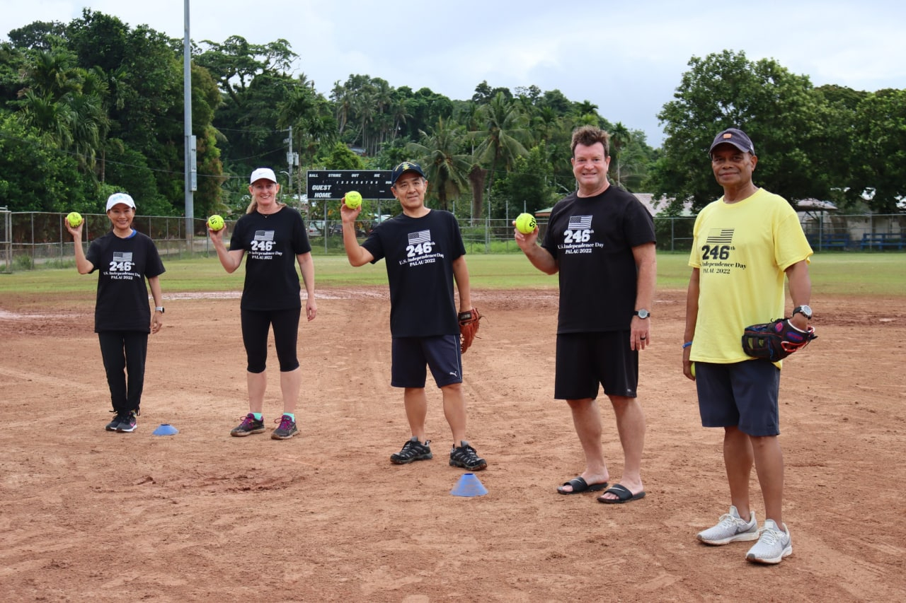 駐帛琉大使館黎大使倩儀參加美國獨立紀念日壘球錦標賽(The 246th US Independence Day softball tournament)
（圖）美國、澳洲、日本駐帛琉大使及帛琉基建部長合影