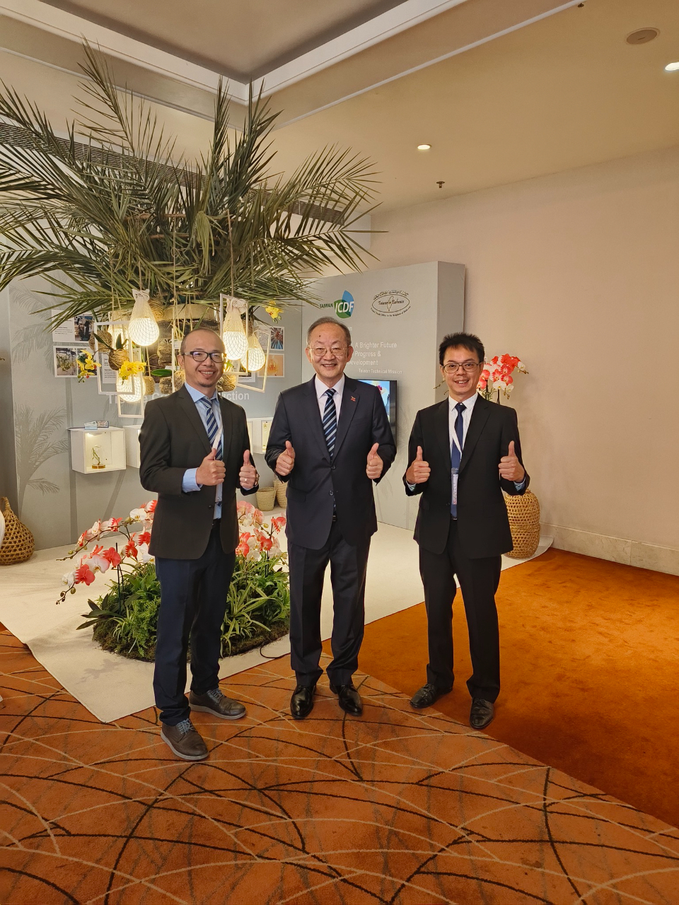 本處陳龍錦大使(中)與技術團黃國林顧問(左)及郭高君顧問(右)在巴林2024 Flower &amp; Vegetable Show展區前合影。