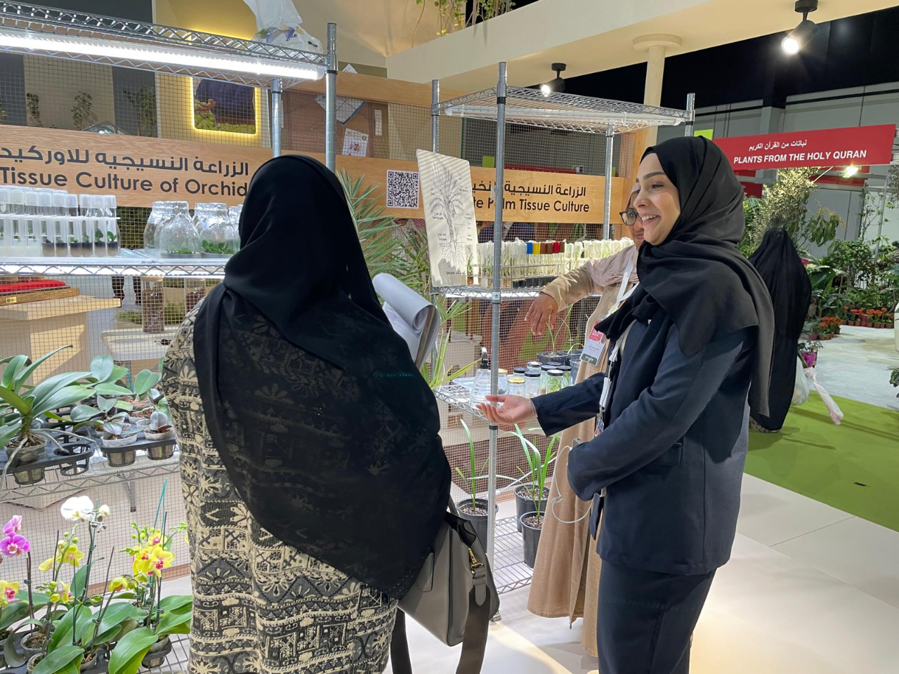 駐巴林技術團配合巴林市政暨農業部參加本年2月間舉行的園藝展，提供組培計畫成果展覽。