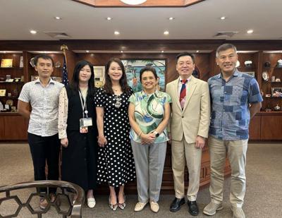 The visiting group from the MacKay Memorial Hospital in Taiwan, accompanied by TECO in Guam Director General Chia Ping Liu and Vice Consul Gary Huang, paid a visit to Hon. Gov. Lourdes A. Leon Guerrero on Mar. 7 and the both sides exchanged views on the future bilateral medical cooperation between Guam and Taiwan at the meeting