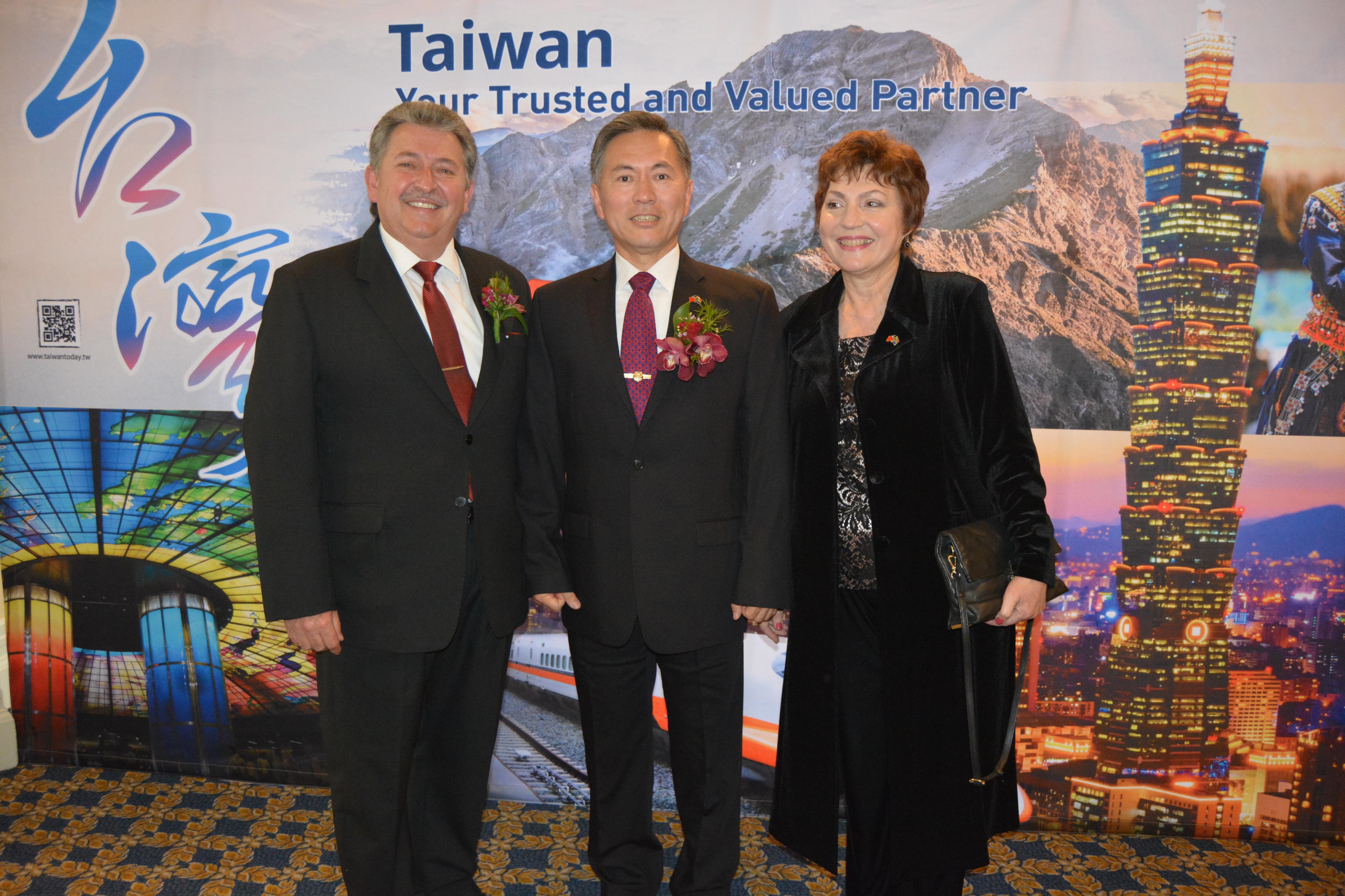 王處長與DA黨國會議員Christopher Hunsinger 夫婦合影