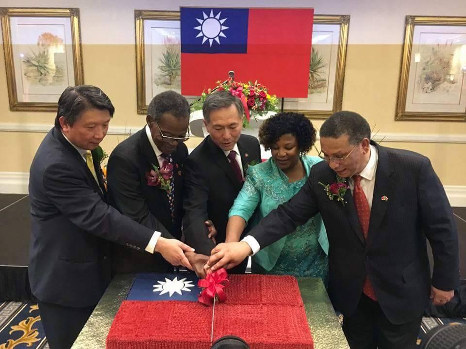 王處長與各黨代表們共切大型國旗蛋糕