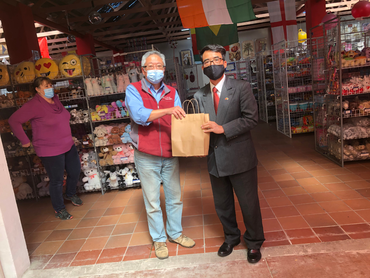 林處長映佐於9月10日(星期四)參訪台商經營的文具藝品大賣場Katty House 駐開普敦台北聯絡辦事處 Taipei Liaison
