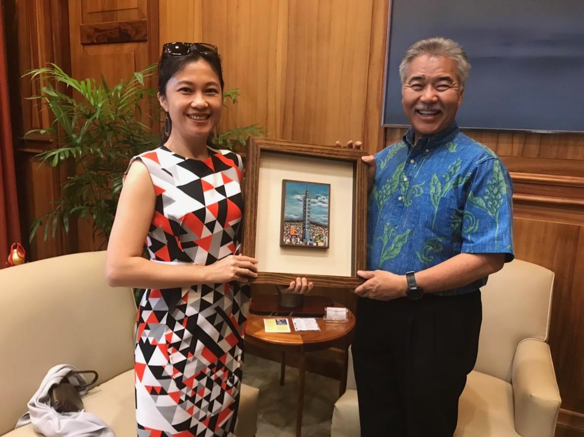 行政院Kolas Yotaka發言人拜會夏威夷伊芸（David Ige）州長致贈禮物