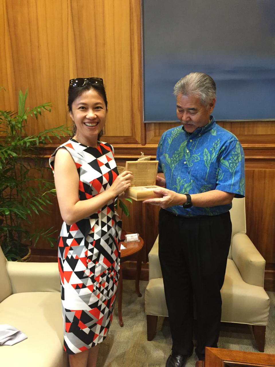 行政院Kolas Yotaka發言人拜會夏威夷伊芸（David Ige）州長獲贈禮物
