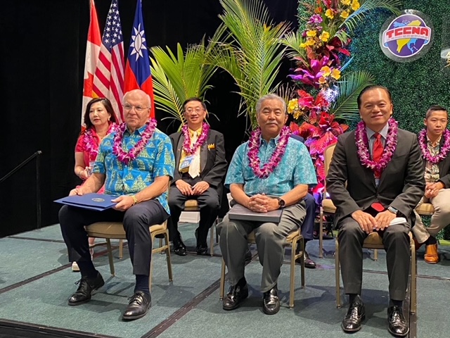 2022年11月19日林暉程處長應邀出席「北美洲台灣商會聯合總會」第35屆第2次理監事聯席會議開幕典禮，與夏威夷州長David Ige、檀香山市長Rick Blangiardi、州眾議員Adrian Tam等人合影