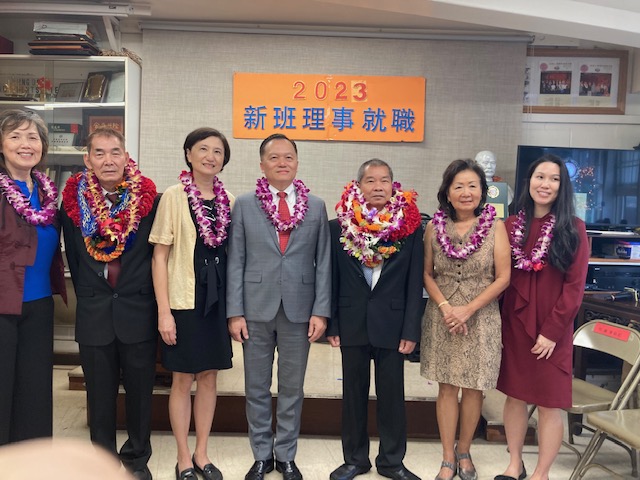 2023年1月1日林暉程處長夫婦拜會拜會檀香山隆都從善堂並與新任主席黃偉洪(右三)等人合影