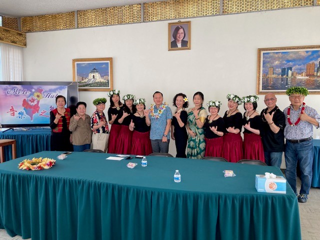 2023年3月10日林暉程處長在本處接見來檀參加「第27屆檀香山嘉年華」(Honolulu Festival)的台灣表演團隊Mele Hula呼拉舞團。