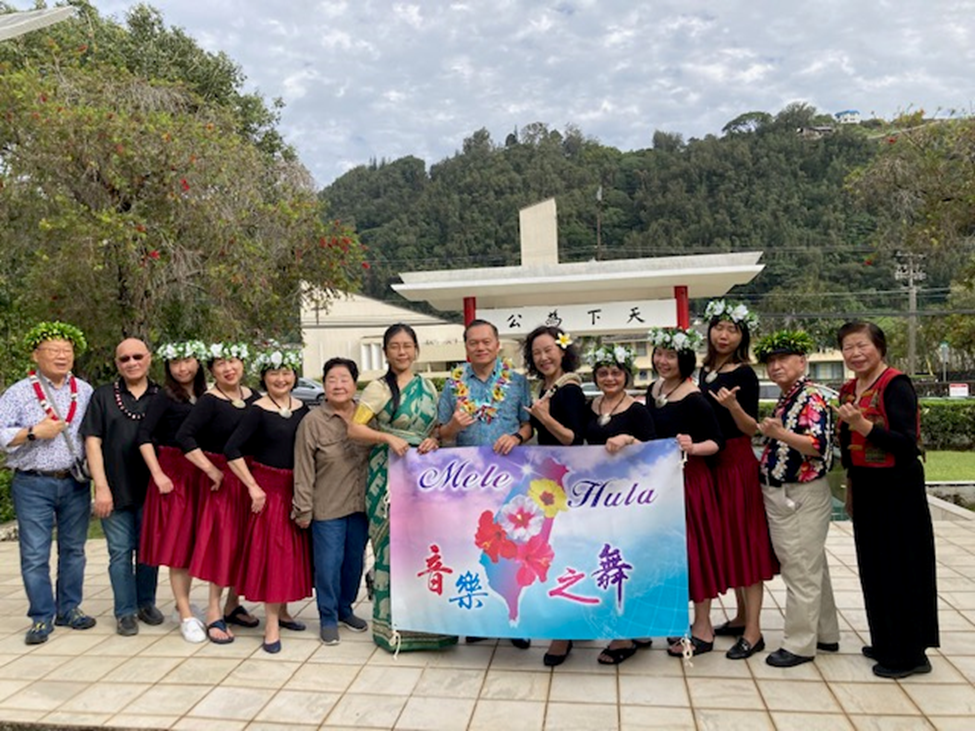 2023年3月10日林暉程處長會後於本處中庭與「第27屆檀香山嘉年華」(Honolulu Festival)台灣表演團隊合影。