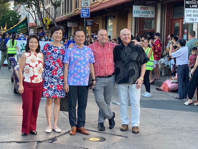 林暉程處長夫婦於遊行後與夏威夷州長Josh Green(右二),副州長Sylvia Luke(左一)及檀香山市長Rick Blangiardi(右一)合影
