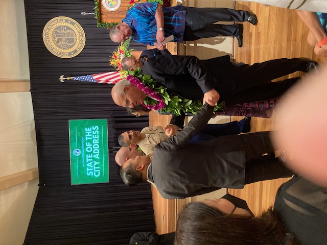 林暉程處長於會前向檀香山市長Rick Blangiardi獻花致意