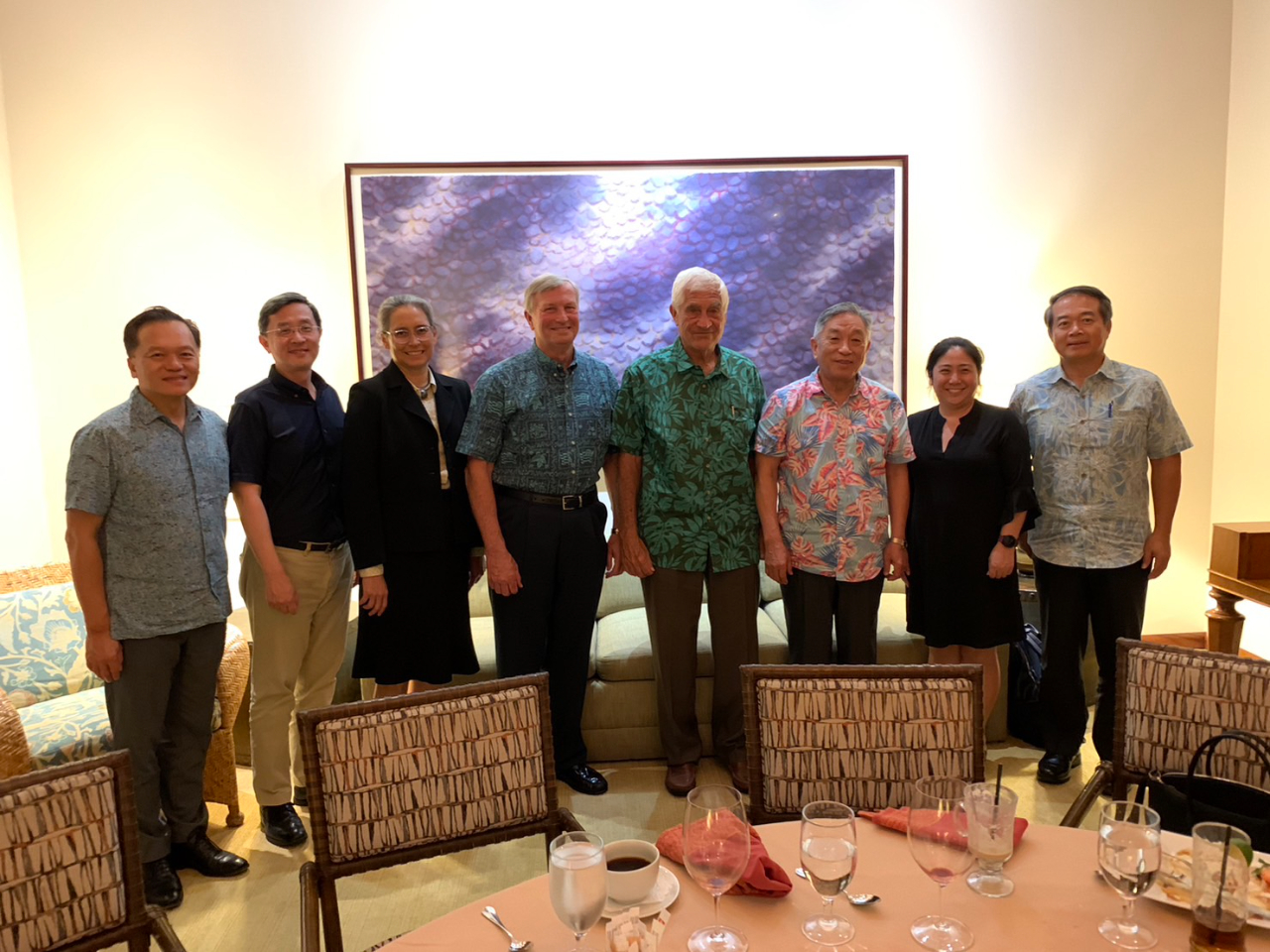 (由右至左為周司長明淦、「東西中心」「太平洋島國發展計畫」（PIDP）計畫專員Lori Ann Concepcion、田政務次長、「太平洋論壇」（Pacific Forum）榮譽總裁柯羅夫（Ralph Cossa）、「井上健—亞太安全研究中心」（DKI-APCSS）代理副主任退役海軍上校Richard F. Sears、「東西中心」「太平洋島國發展計畫」區域合作暨發展專員Jerelyn Watanabe、李政務次長及林總領事暉程)