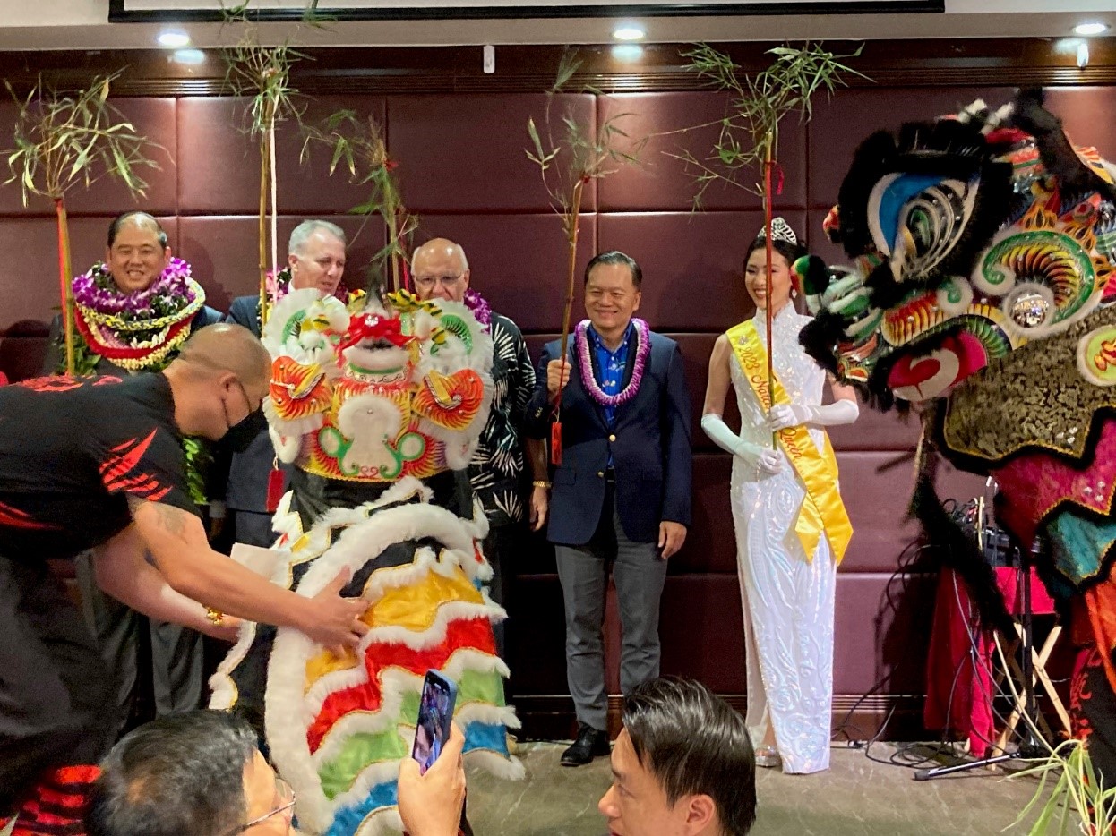 2023年5月19日林暉程處長與檀香山市長Rick Blangiardi( 中)˴夏威夷中華總商會會長高俊生(左二)及候任會長楊漢輝(左一)於新舊會長交接晚宴中共同接受祥獅獻瑞