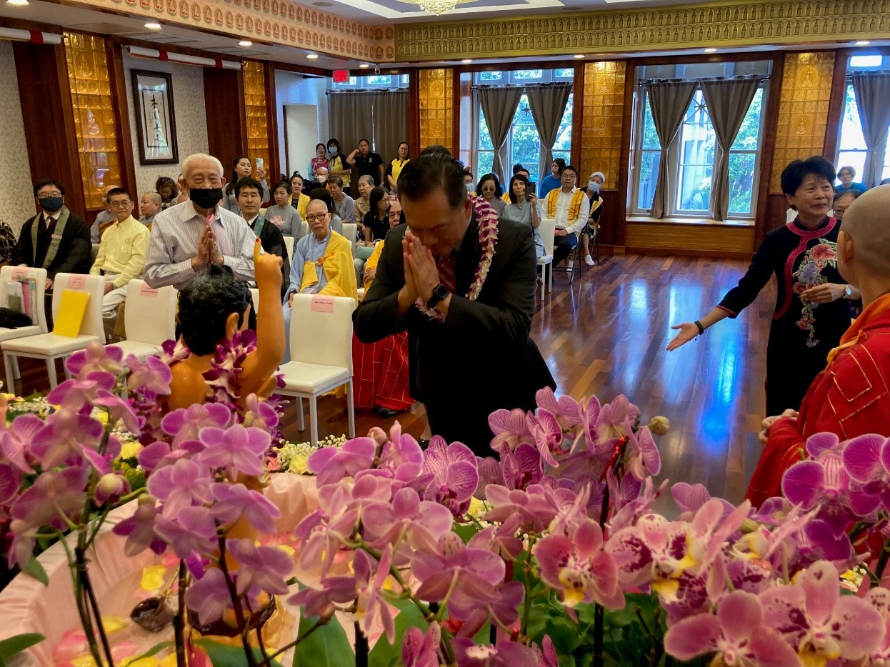 2023年5月20日林暉程處長參加夏威夷佛光山浴佛法會並向佛陀頂禮致敬