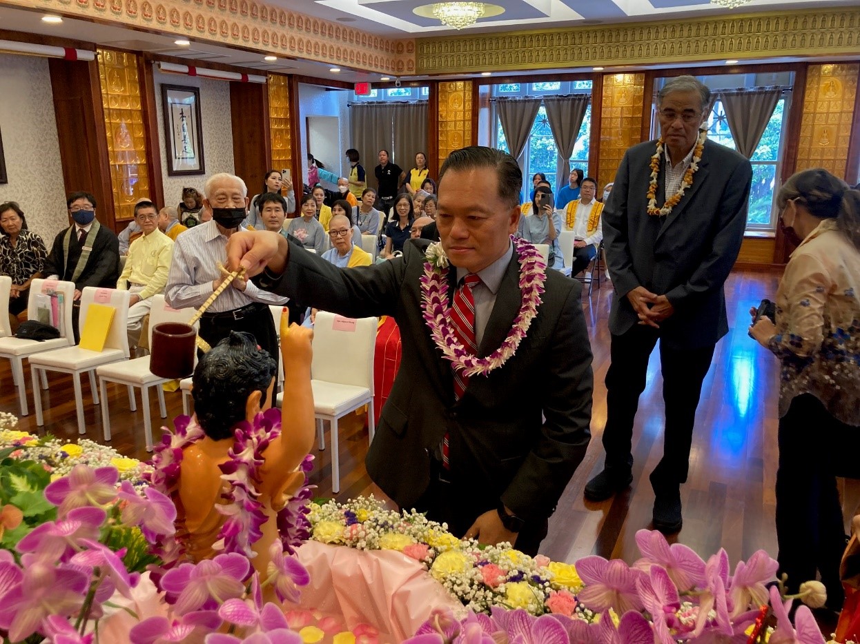 2023年5月20日林暉程處長於夏威夷佛光山浴佛法會中恭敬浴佛
