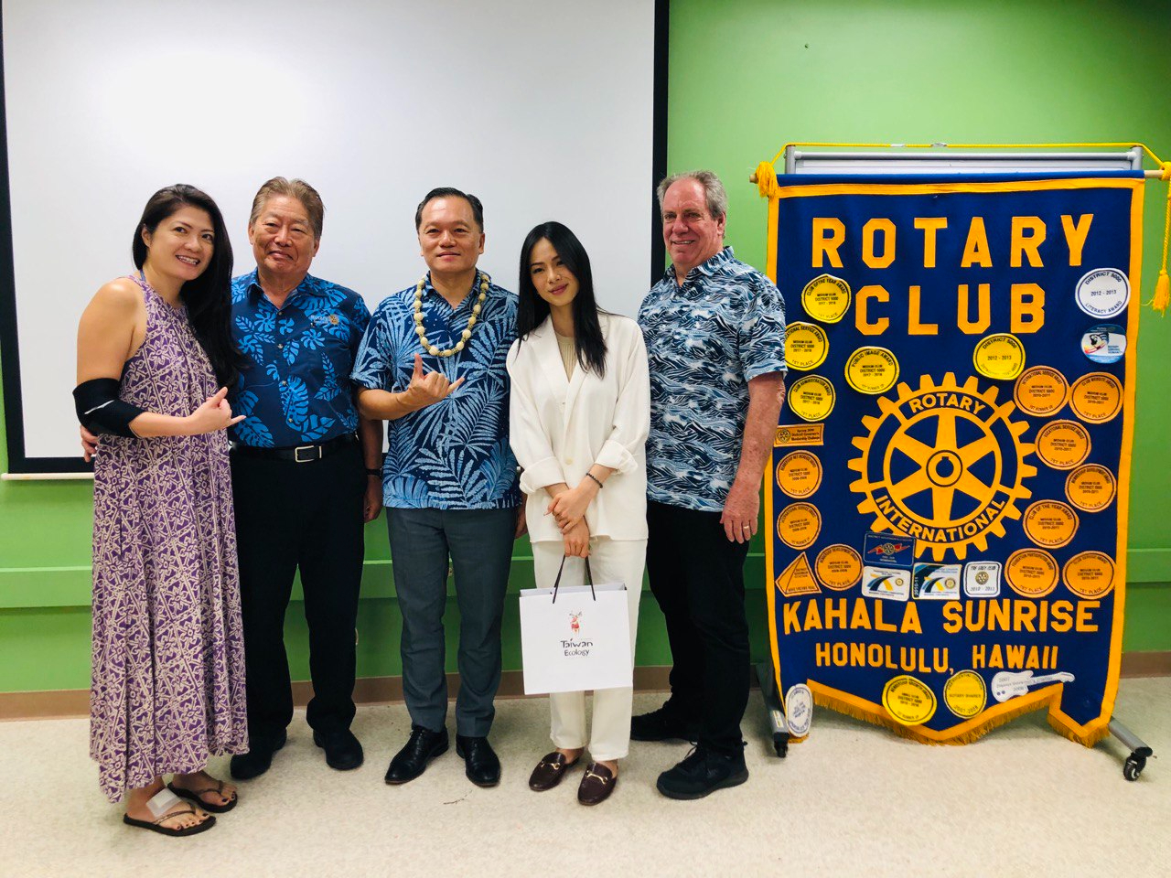 2023年6月14日林暉程處長與夏威夷檀香山扶輪社卡哈拉日昇分部主席Lisa Nishiya（右二）、前社長Wesley Mun（左二）及社員合影