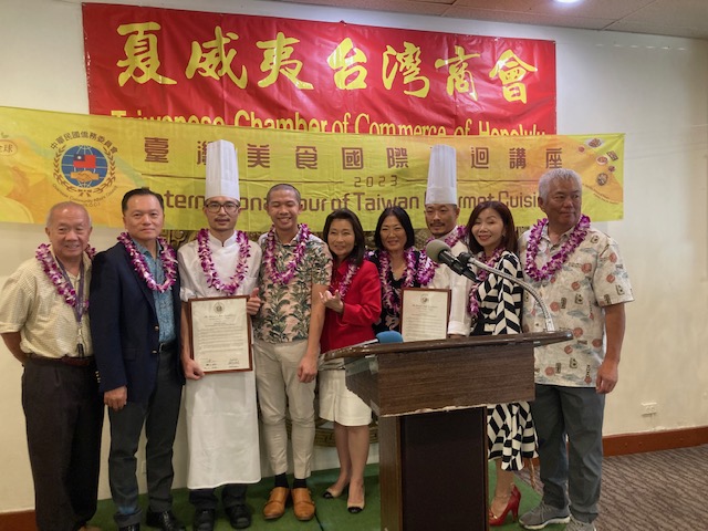 2023年7月31日林暉程處長與夏威夷州副州長Sylvia Luke(中)˴參議員Sharon Moriwaki(右4)、州眾議員Adrian Tam(左4)˴檀香山市議員Calvin Say(左1)˴夏威夷台灣商會會長謝雪華(右2)及僑務委員何文祥(右1)共同頒贈感謝狀予「臺灣美食國際巡迴講座」大廚李佳其(右3)與廖泰竣(左3)