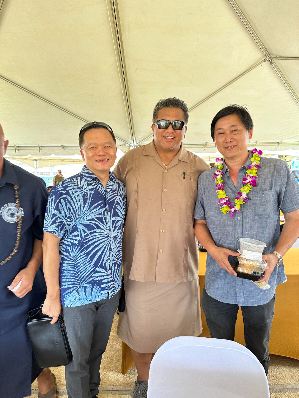 2023年7月29日林暉程處長出席美屬薩摩亞傳統週Samoa Heritage Week開幕式，與美屬薩摩亞駐檀香山辦事處處長Tuiafono Vaiuli Sua Jr.及美薩旅居夏威夷台商Sam Lin合影