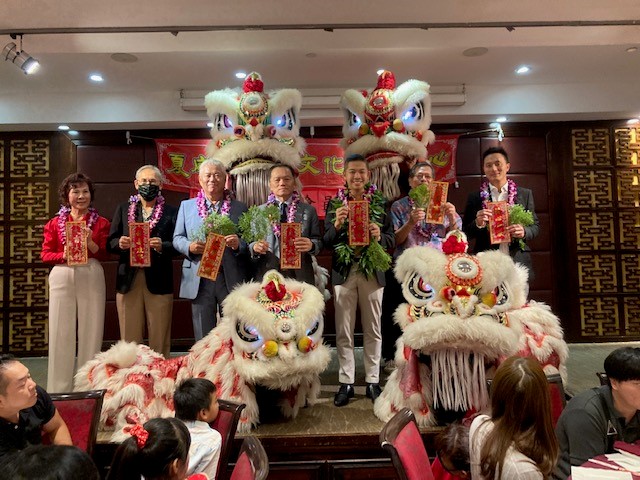 2023年12月17日林處長暉程(中)參加夏威夷中華文化服務社112年年會暨會員聚餐晚會並與會長林秀琴(左1)˴夏威夷州眾議員Adrian Tam(右3)˴僑務委員何文祥(左3)˴僑務諮詢委員楊泰瑛(右2)與夏威夷台灣商會會長紀華鵬(右1)接受祥獅獻瑞