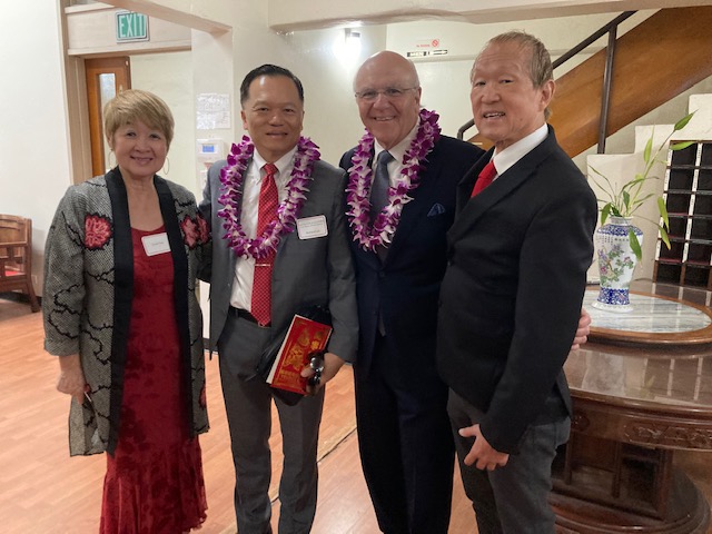 2024年1月7日林暉程處長與檀香山市市長Rick Blangiardi向夏威夷中華總會館名譽董事胡貴生(右)祝賀龍年會務昌隆