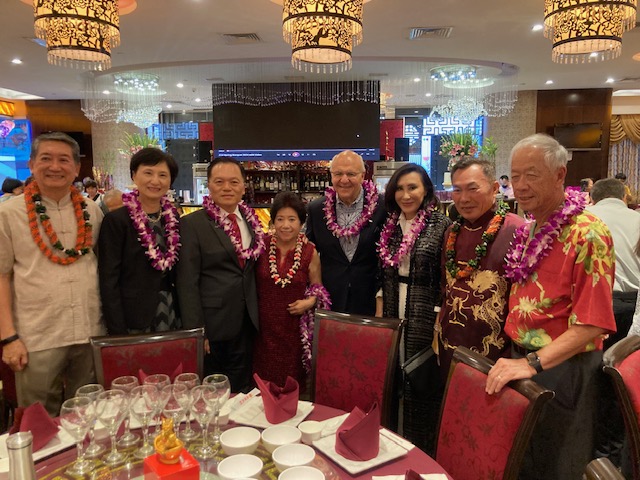 2024年2月18日林暉程處長夫婦(左二˴三)及檀香山市長Rick Blangiardi夫婦(右三˴四)於晚宴中受到夏威夷越棉寮華人聯誼會主席陳啟邦(左一)˴副會長沈戴佩芳(左四)及總理沈文洲(右二)熱烈歡迎及接待