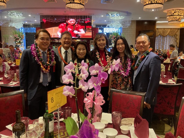 2024年3月29日林處長暉程應邀參加夏威夷隆都從善堂新春晚宴, 與夏威夷副州長Sylvia Luke及夫婿(中左˴左2)˴中華總會館主席蔡梅麗(中右)˴候任主席楊佩姍(右1)及隆都從善堂英文書記馮賽源(左1)等人聯歡交誼。