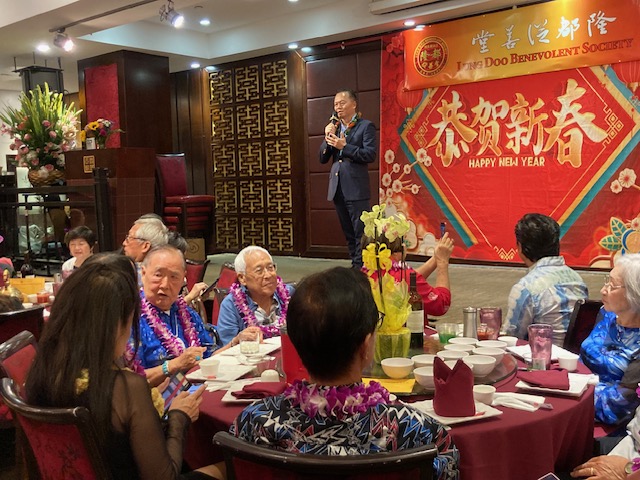 2024年3月29日林處長暉程於新春晚宴致詞肯定隆都從善堂多年來對促進夏威夷華埠僑界和諧繁榮的貢獻。
