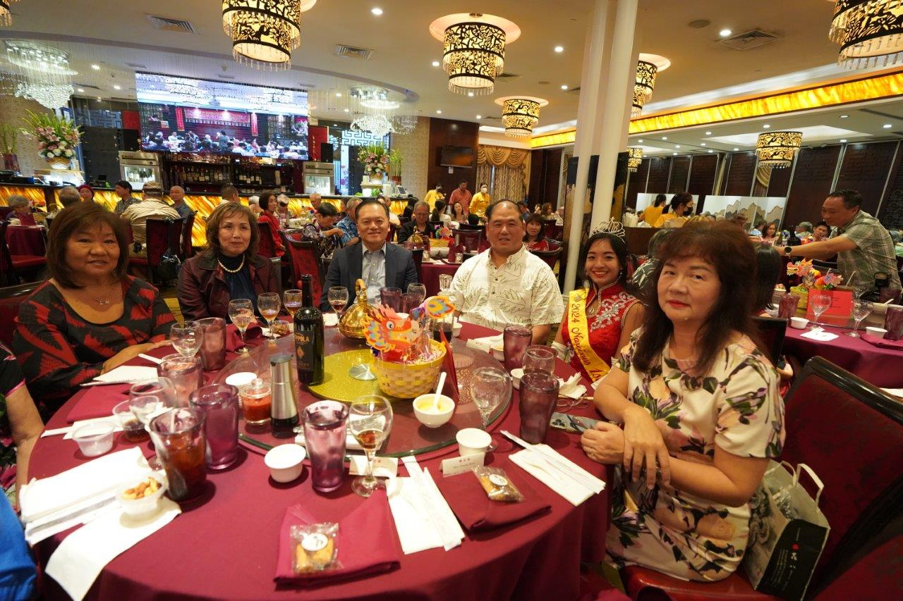 2024年3月30日林暉程處長與「夏威夷中華總會館」主席蔡梅麗(左二)˴「夏威夷中華總商會」主席楊漢輝(右3) 與「檀香山中山同鄉會」主席鄺姚滿蘭(右1)等主要僑社領袖及2024年第1水仙公主Lovina 聯歡交誼。