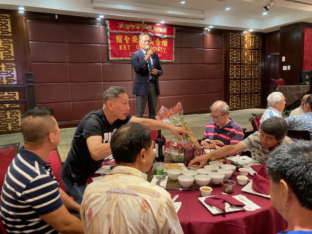 2024年5月4日林處長暉程致詞時向檀香山國安會館全體會員祝賀龍年大運騰龍, 並推崇會館先賢對國父孫中山先生建立民主˴自由中華民國之卓越貢獻