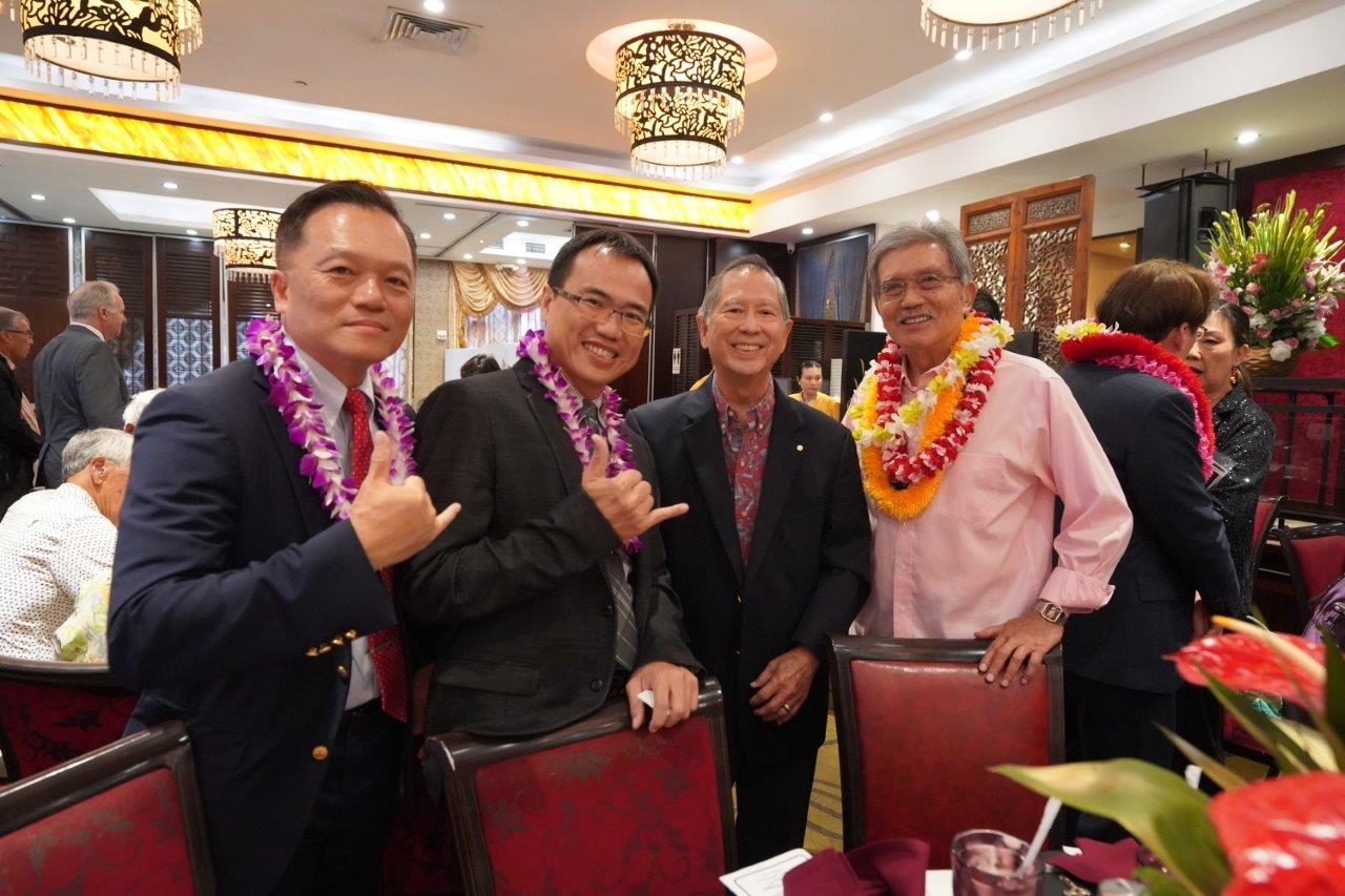 2024年5月17日林處長暉程(左1)邀中華航空公司檀香山分公司新任總經理林俊男(左2)出席夏威夷中華總商會新舊任會長交接晚宴,與該商會前任會長Wesley Fong(右2),及獲頒終身成就獎得主阮保焯 (右1)等僑領熱絡交誼