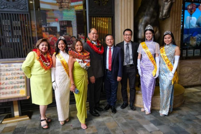 2024年5月17日林處長暉程(右4)與中華航空公司檀香山分公司總經理林俊男(右3)於夏威夷中華總商會新舊任會長交接晚宴受到現任會長楊漢輝(左4),新任會長李沙羣 (左3),及2024年水仙花皇后Shuyao Ye(右2)等人誠摯歡迎接待