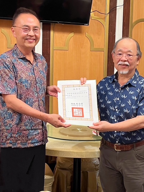 張詩瑞處長頒發新任僑務委員聘書予蔡直樹醫師