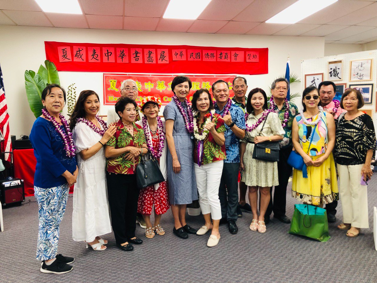 Director General and Mrs. Richard Lin have a group photo with President Jane Lin Tseng of the Hawaii Chinese Cultural Service Center and leaders of the Taiwanese American community at the opening ceremony of the 2023 Hawaii Chinese Painting and Calligraphy Exhibition on June 9, 2023.