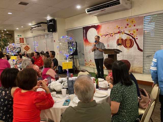 2023年9月23日林處長暉程於夏威夷越棉寮華人聯誼會中秋晚宴受邀獻唱「朋友」以彰顯該會對我國及駐處長期情誼及支持