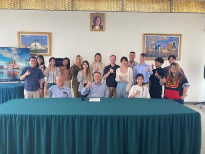 Director General Richard Lin received a visit of the Chinese Language Flagship Program students at the University of Hawaii at Mānoa on April 12th, 2024.