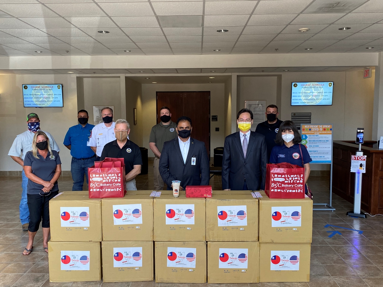 駐休士頓台北經濟文化辦事處羅復文處長代表台灣捐贈20,000片外科口罩予德州福遍郡(Fort Bend County)，並致贈台灣特色飲品及點心慰勞警、消等第一線工作人員，由郡長KP George (D-TX, 前排中間)親自受贈，史塔福市(Stafford)市議員譚秋晴女士(Alice Chen, 前排右1)及福遍郡緊急事務管理部門代表在場觀禮見證。