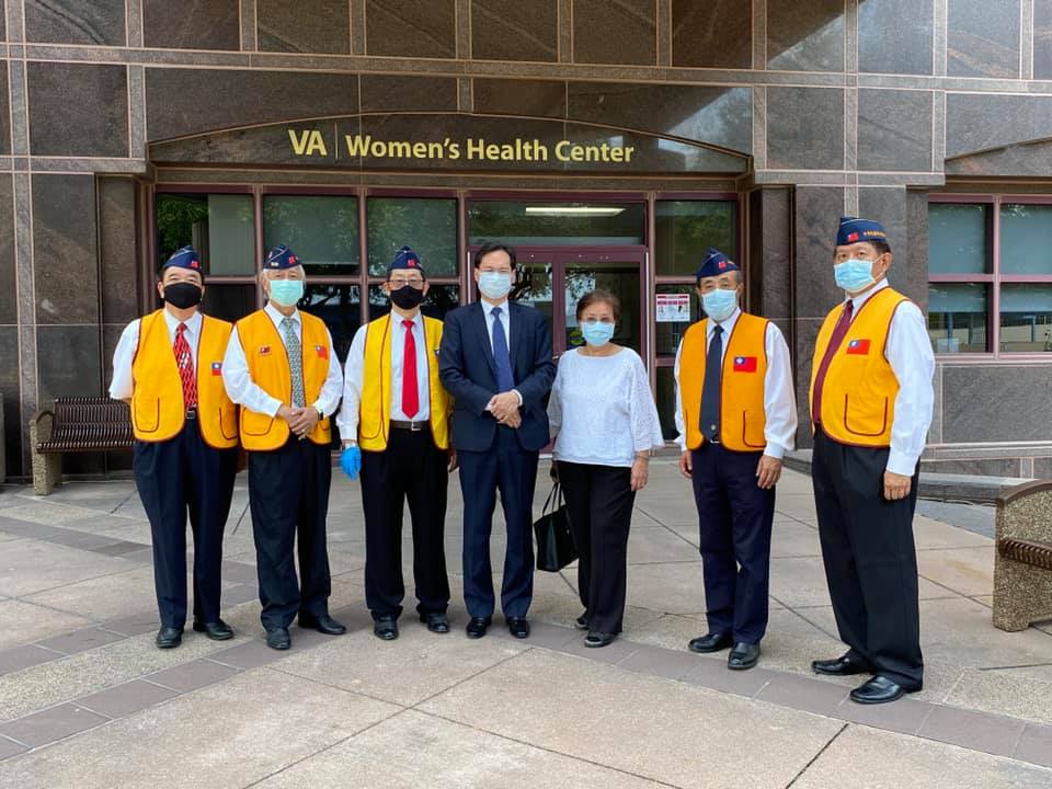 駐休士頓辦事處羅復文處長(右5)邀請「休士頓榮光會」共同代表台灣捐贈2萬片外科口罩予美國退伍軍人事務部所轄Michael E. DeBakey醫學中心，由該醫院副院長Lindsey Crain (右4)偕志工主任Barbra Bell (右2)代表接受，休士頓市長Sylvester Turner辦公室退伍軍人事務副主任Robert Dembo III (右3)亦在場見證。  