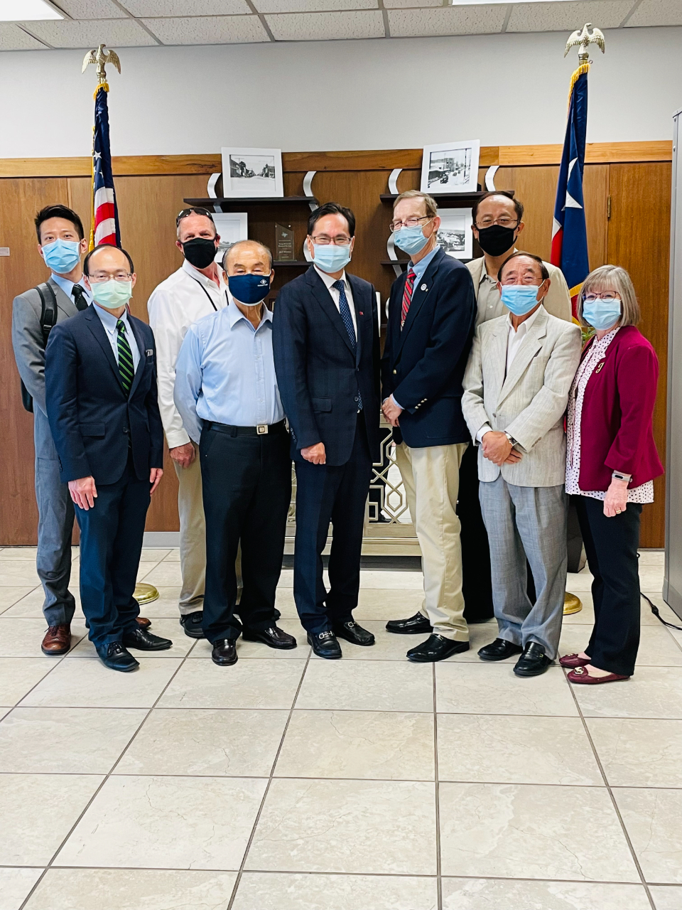 羅復文處長與德州牛港市（City of Port Lavaca）市長斐洛（Jack Whitlow）（右4）、市政經理Jody Weaver（右1）、台塑美國公司副總經理吳堯明（右2）、行政處處長Eric Stevenson（左3）、預防保養主任田衛民（右3）及總務處主任陳宗德（左4）等合影。