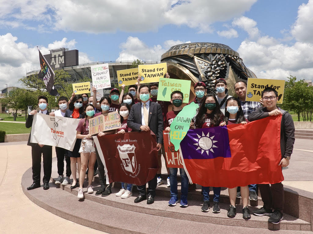 
駐休士頓台北經濟文化辦事處羅復文處長、教育組楊淑雅組長、何仁傑組長及柯智文秘書與
德州農工大學臺灣學生會幹部代表合影。