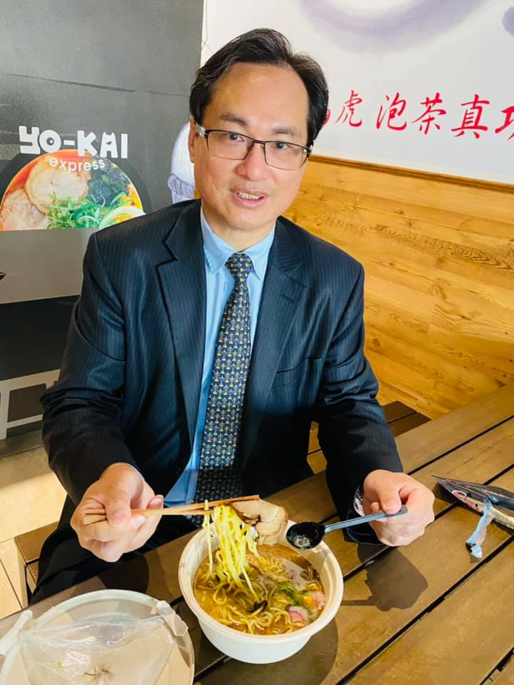 駐休士頓台北經文處羅復文處長現場試吃自動拉麵機製作之拉麵